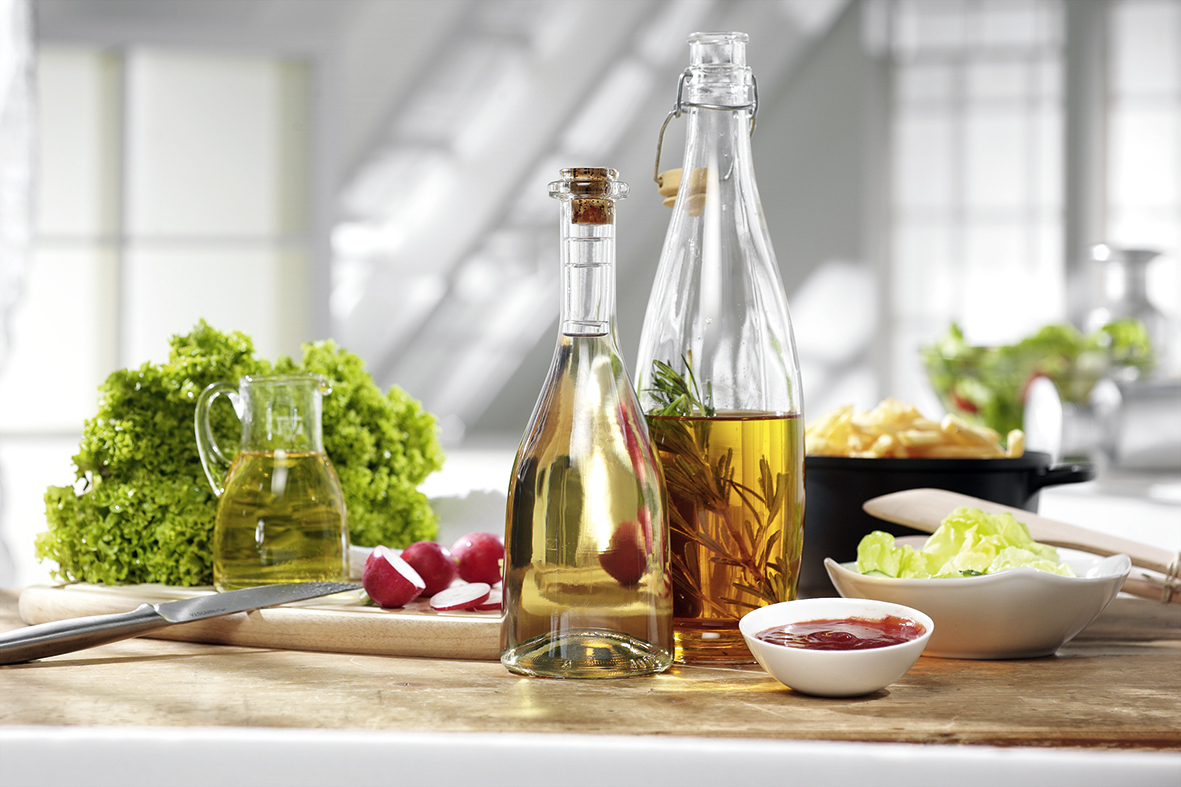 Zwei Essigflaschen auf Tisch