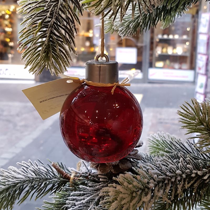 Weihnachtskugel mit Pflaumenlikör mit winterlichen Gewürzen