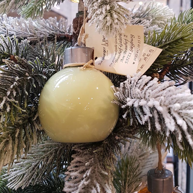 Weihnachtskugel mit Pistazien Sahne Likör